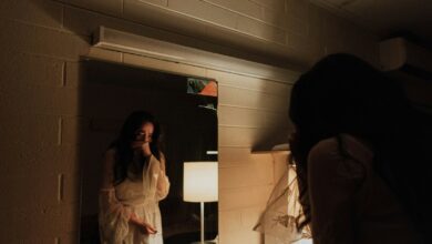 Photo of Опасно ли отражение спящего: выясняем, стоит ли спать напротив зеркала и почему.