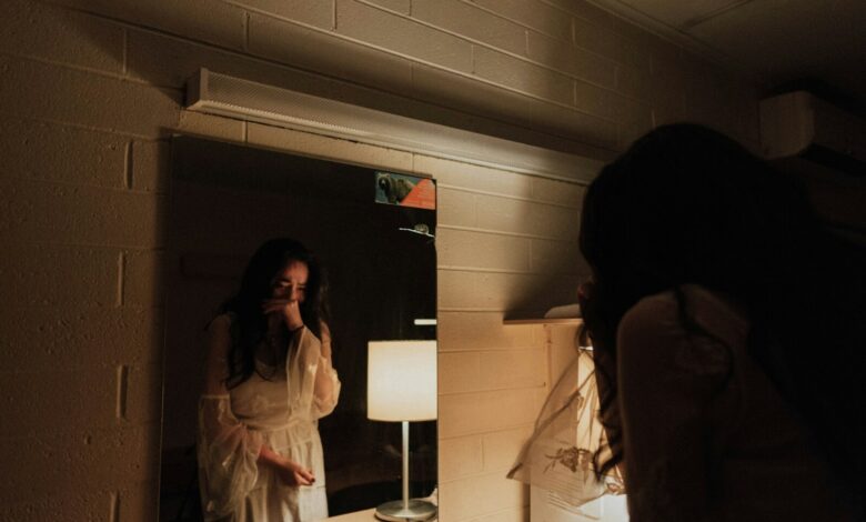 Photo of Опасно ли отражение спящего: выясняем, стоит ли спать напротив зеркала и почему.