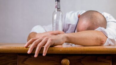 Photo of Почему болит голова после алкоголя: причины и советы