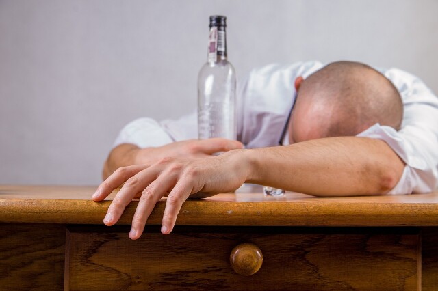 Photo of Почему болит голова после алкоголя: причины и советы