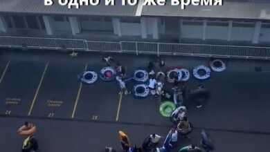 Photo of Жители Швейцарии… плавают на работу и обратно по реке